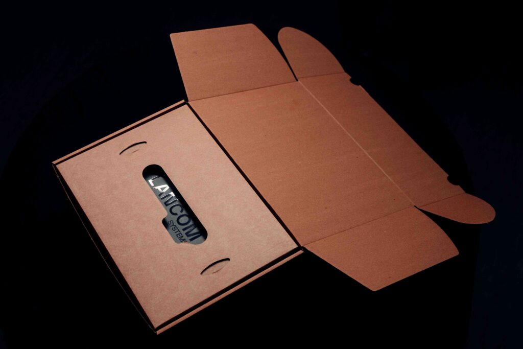 Auspackerlebnis B2B Verpackung Logo Sichtfenster
